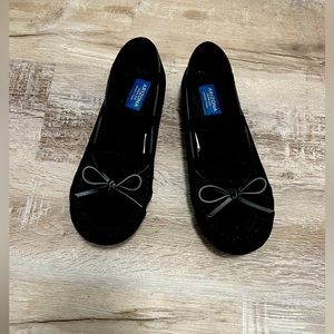 Women’s 8 black moccasins